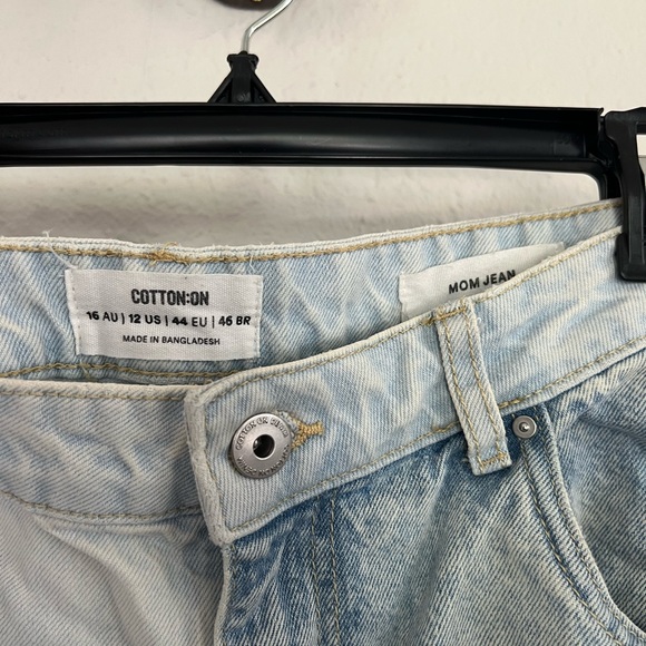 Two-tone Light Wash Cotton-On Mom Jeans - Picture 5 of 5